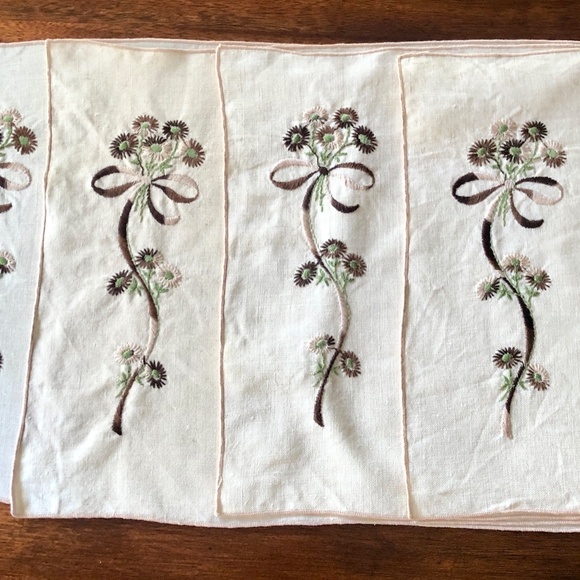 Vintage Daisy Embroidered Linen Placemats set of 4 - Picture 1 of 7